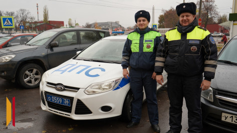 Борисоглебские госавтоинспекторы помогли дальнобойщику получить срочную медицинскую помощь