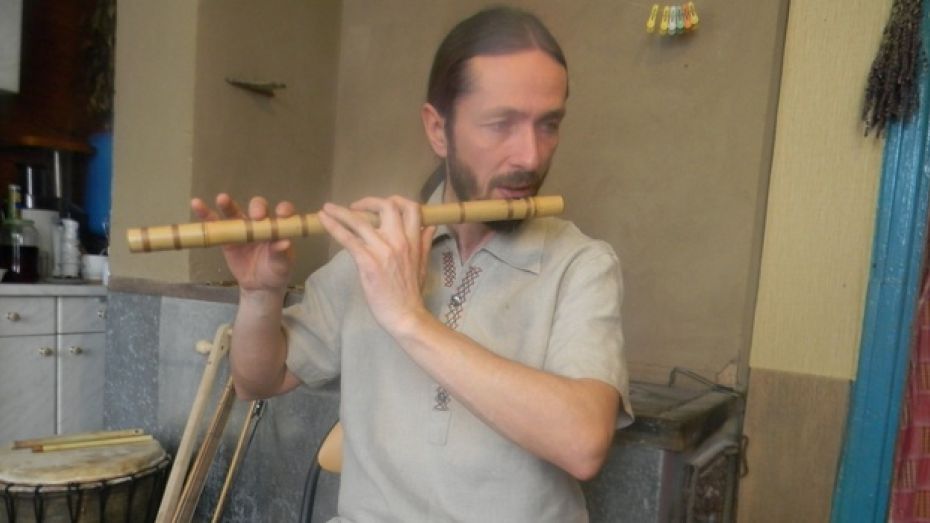 Подгоренский мастер изготавливает музыкальные инструменты из подручных материалов