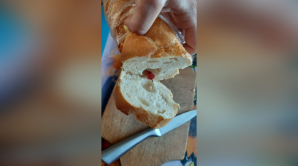 Жительница Воронежской области пожаловалась на канцелярскую кнопку в хлебе из пекарни