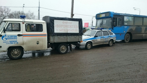 В Воронеже маршрутный автобус прижал полицейскую машину к грузовику