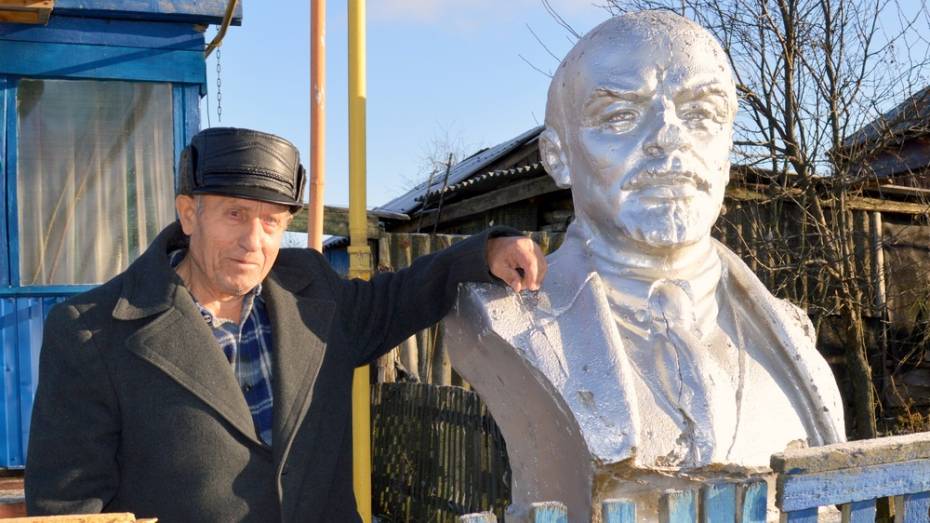 Житель Терновского района установил памятник Ленину во дворе