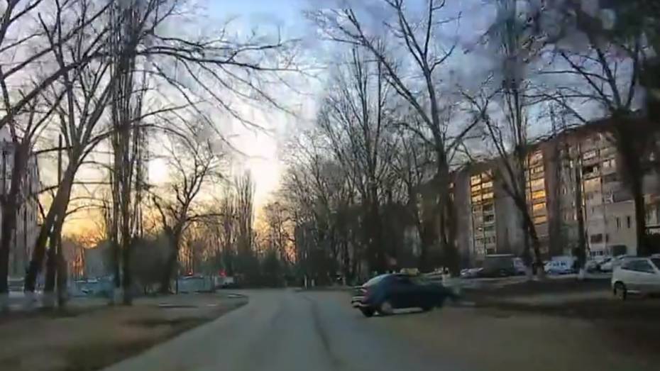 В Воронеже выехавшая на дорогу машина без водителя попала на видео