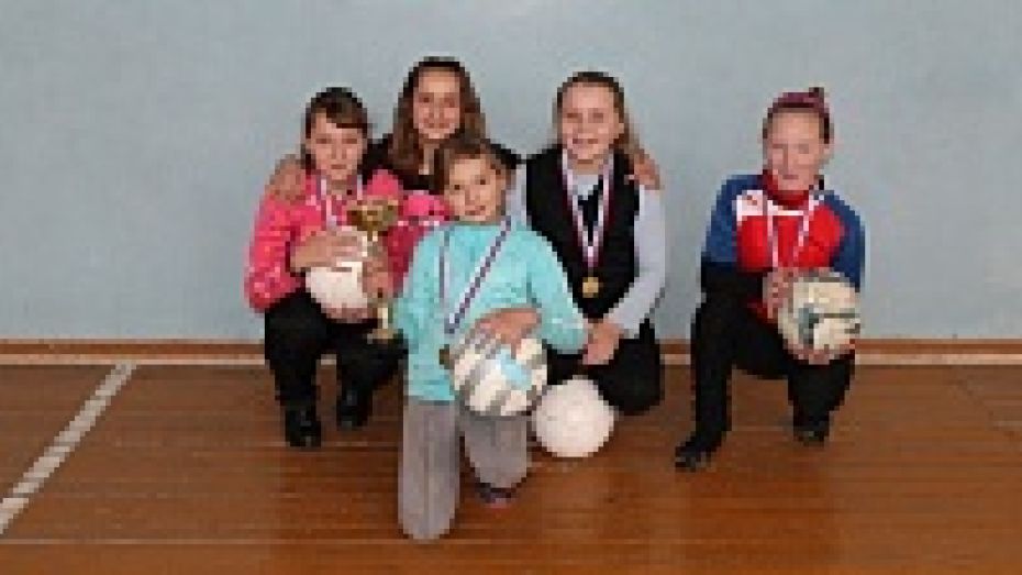 Верхнехавские футболистки победили на соревнованиях по мини-футболу среди школьников Центрального Черноземья