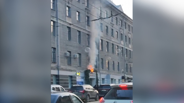 Украшение над входом загорелось в доме в центре Воронежа: видео