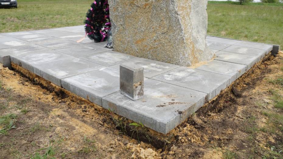 Богучарские поисковики на свои средства восстановят бордюр у памятника погибшим летчикам