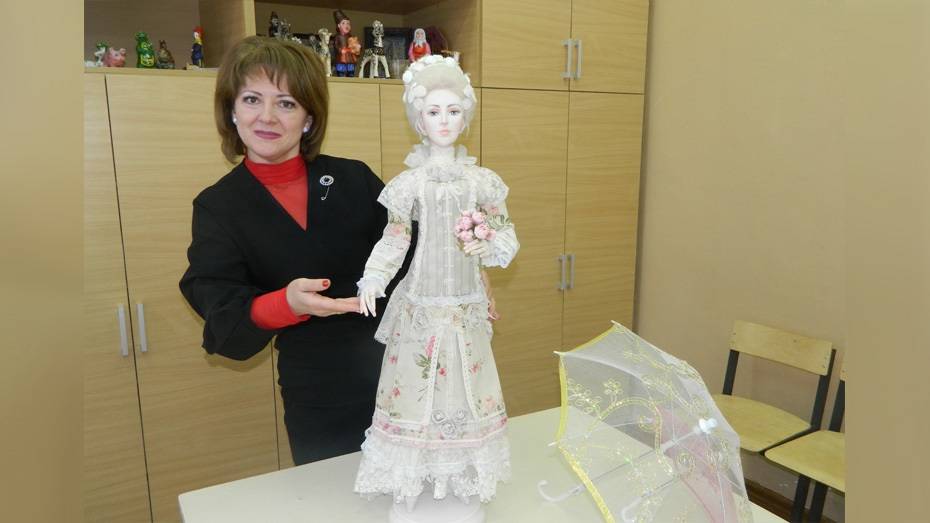 Острогожская художница создала куклу по образу дамы XVIII века