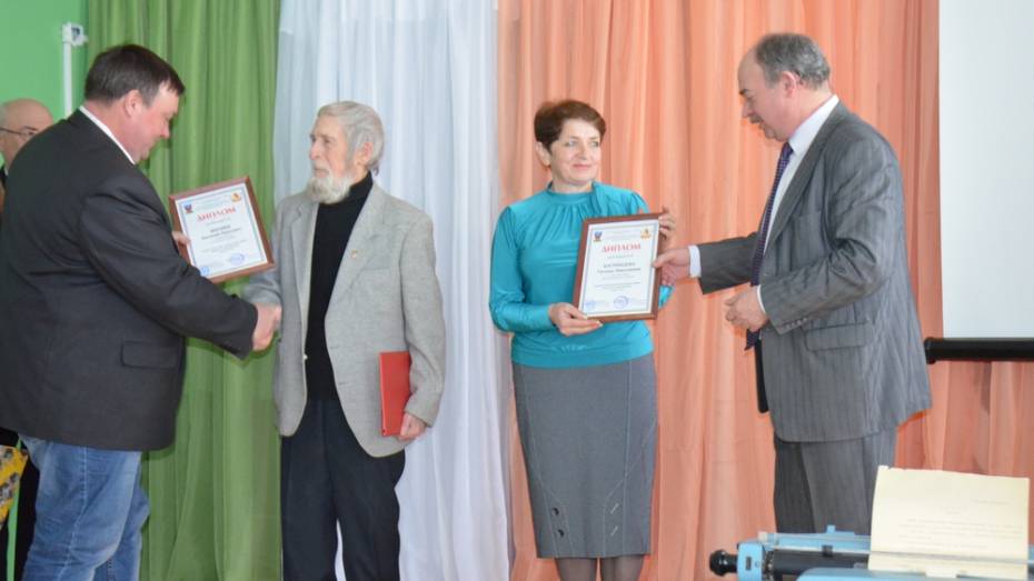 В Верхнем Мамоне двум лауреатам вручили премию имени Василия Белокрылова