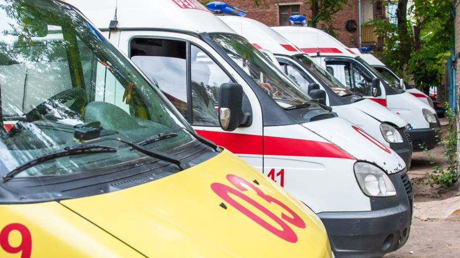 В Воронеже столкнулись Renault и Daewoo: 3 человека пострадали