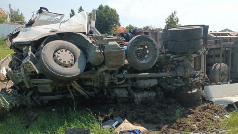 На воронежской трассе опрокинулся грузовик с 58-летним водителем из Липецкой области