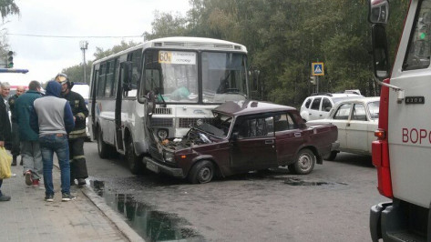 В Воронеже маршрутка влетела в «ВАЗ»: пострадал автомобилист