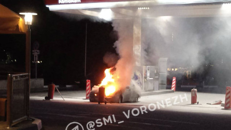 В Воронеже на заправке на улице Остужева сгорел автомобиль