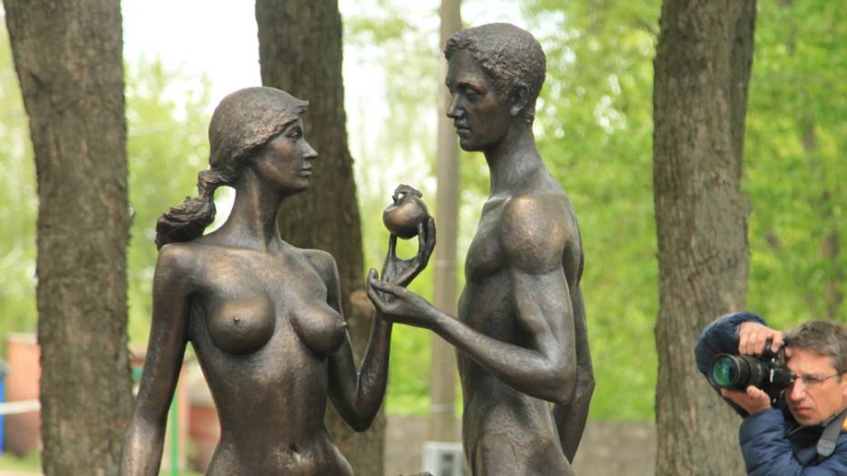 В Воронежской области открыли скульптуру «Ева и Адам с райским яблоком»