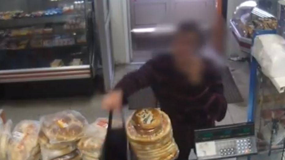 Ограбление воронежского магазина попало на видео 