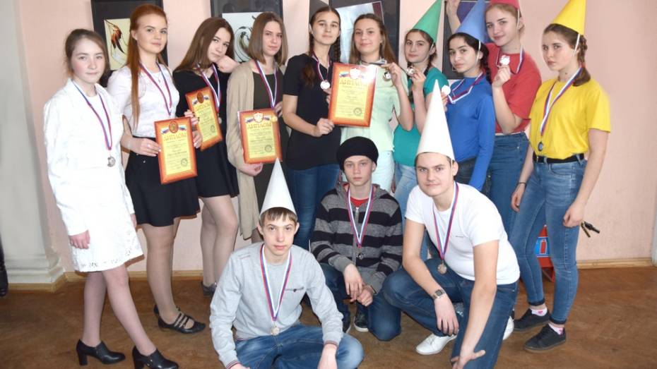 Хохольские школьники стали призерами международного конкурса «Мир волшебного искусства»