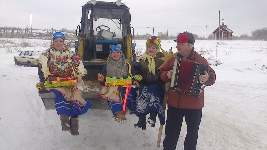 В Кантемировском районе чучело Масленицы провезли по селу на тракторе