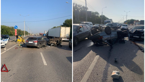 Причиной пробки под Воронежем стало ДТП с ВАЗом: пострадал 21-летний водитель