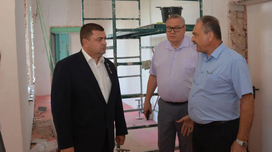 Спикер Воронежской гордумы Андрей Дьяченко оценил ход работ по ремонту помещений школы №36