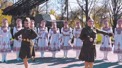 Ансамбль народной песни и танца «Воронежские девчата» исполнил «Катюшу» у «Музея-диорамы»