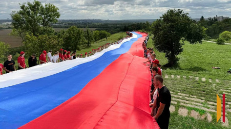 Семилукцы развернули 100-метровый триколор