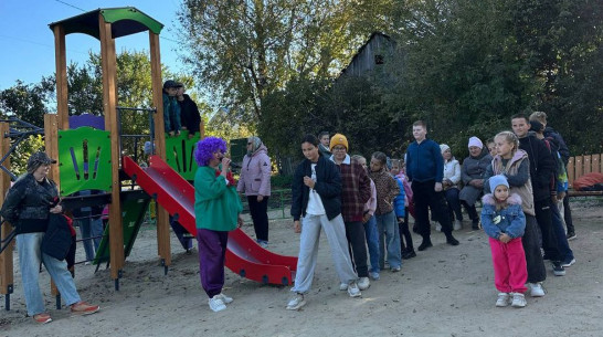 В поселке Панино активисты оборудовали детскую площадку
