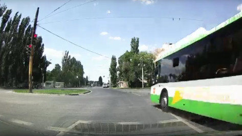 На видео сняли пролетевший на красный свет автобус в Воронеже
