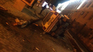 В Воронеже «ВАЗ» вылетел на тротуар и опрокинулся