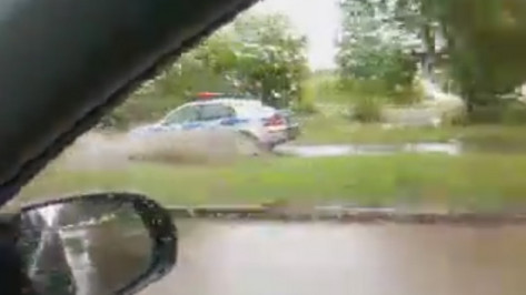 В Воронеже после дождя полицейские автомобили ездили по тротуарам, чтобы не утонуть (ВИДЕО)
