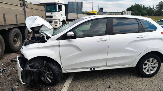 Две женщины пострадали при столкновении КамАЗа и легковушки в Воронежской области