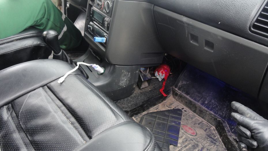 Поворинские полицейские нашли в машине 22-летнего саратовца гашиш и мефедрон