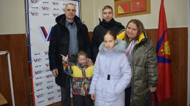 В Борисоглебске супруги-педагоги пришли на избирательный участок вместе со своими детьми