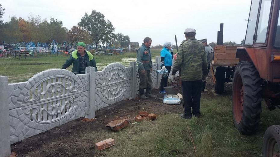 Грибановские общественники благоустроили кладбище в селе