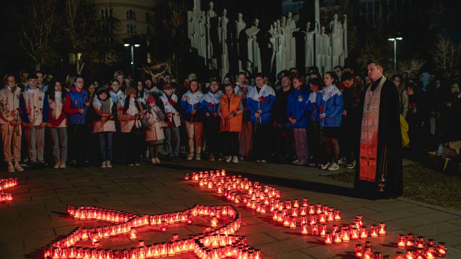 В память о жертвах теракта в «Крокус Сити Холле» воронежцы выложили из зажженных свечей фигуры журавлей