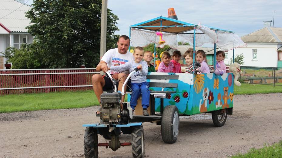 Житель Терновского района сделал музыкальный вагончик