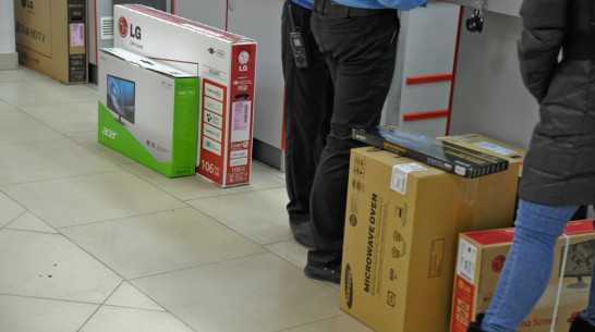 Охранник воронежского ТЦ воспользовался рассеянностью покупательницы