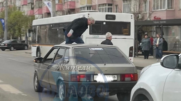 Воронежец прошел по капоту остановившейся на переходе машины