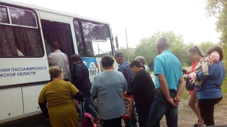 В репьевский хутор Прилужный впервые за 20 лет стал заезжать рейсовый автобус