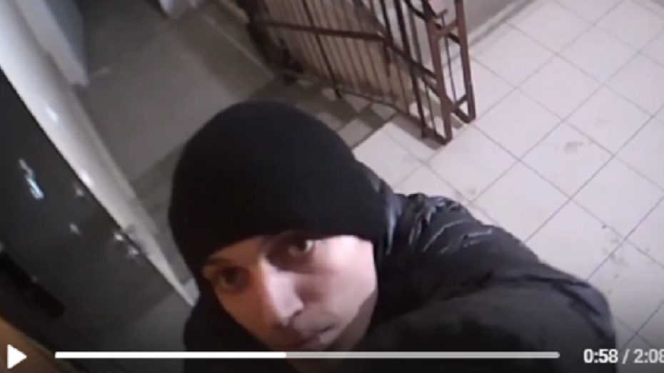 Кража камеры из подъезда дома в Воронеже попала на видео