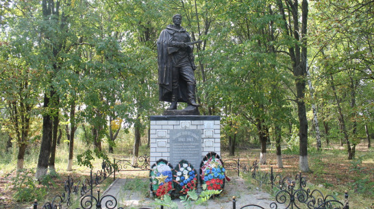 В подгоренском хуторе Витебск заменили скульптуру на воинском захоронении