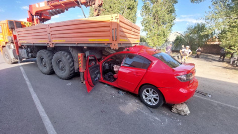 На трассе под Воронежем Mazda въехала в КамАЗ: водитель иномарки погиб