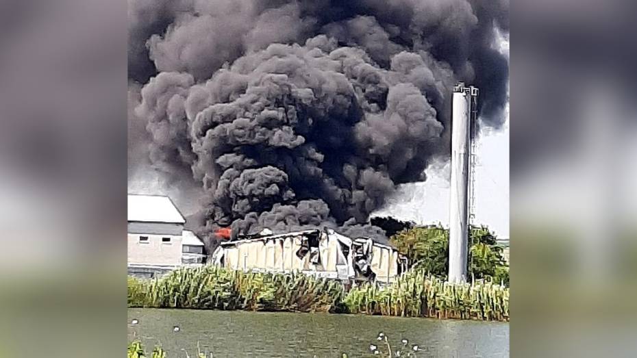 Более 60 пожарных тушили возгорание на складе в Воронежской области