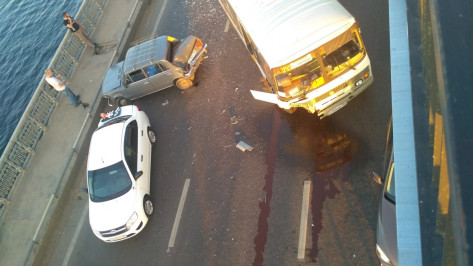 В Воронеже столкнувшиеся 2 легковушки и «ПАЗ» спровоцировали пробку на Северном мосту