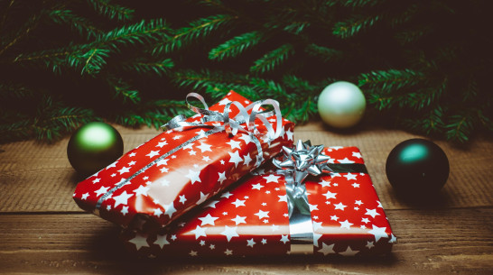 Готовимся к Новому году заранее: топ необычных и доступных подарков