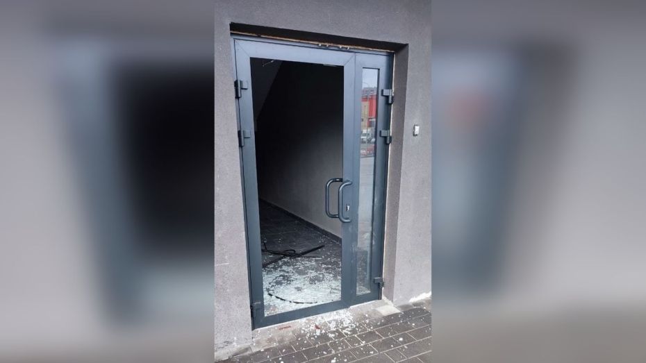 В воронежской многоэтажке мужчина разбил входную дверь и начал ломиться в квартиры