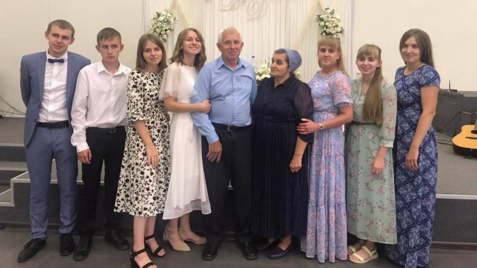 «Когда поженились, я была тихой, а муж шустрым»: как живут воронежские супруги Посикуновы, получившие орден «Родительская слава»