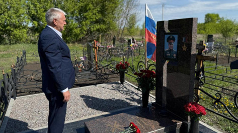 Представители ЛДПР возложили цветы на могилу участника СВО Александра Крынина