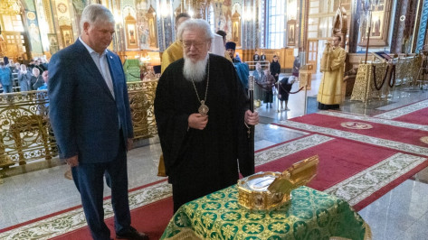 Воронежский губернатор поклонился мощам Сергия Радонежского в Благовещенском соборе