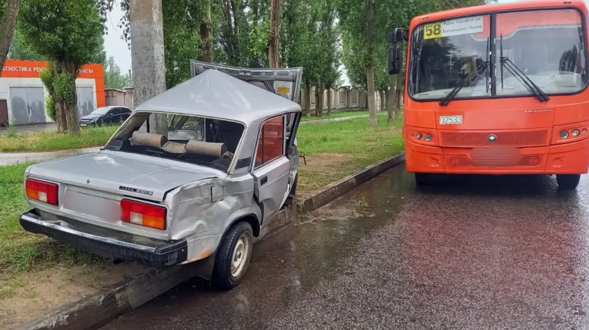 Двадцать человек находилось в автобусе, попавшем в аварию на улице  Хользунова в Воронеже