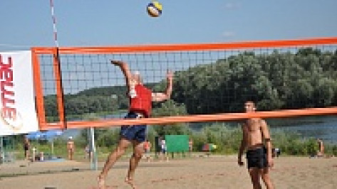 На пляже в Павловске разыграли Кубок мэра по пляжному волейболу