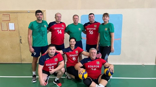 Бобровские педагоги выиграли в зональных соревнованиях по волейболу в «Спортивной перемене»