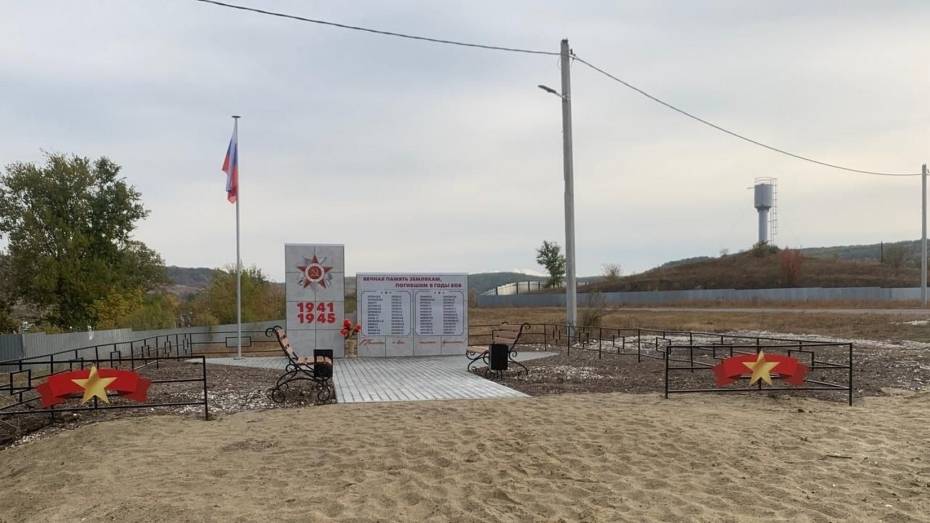 В верхнемамонском хуторе Донской отремонтировали памятник воинам-односельчанам